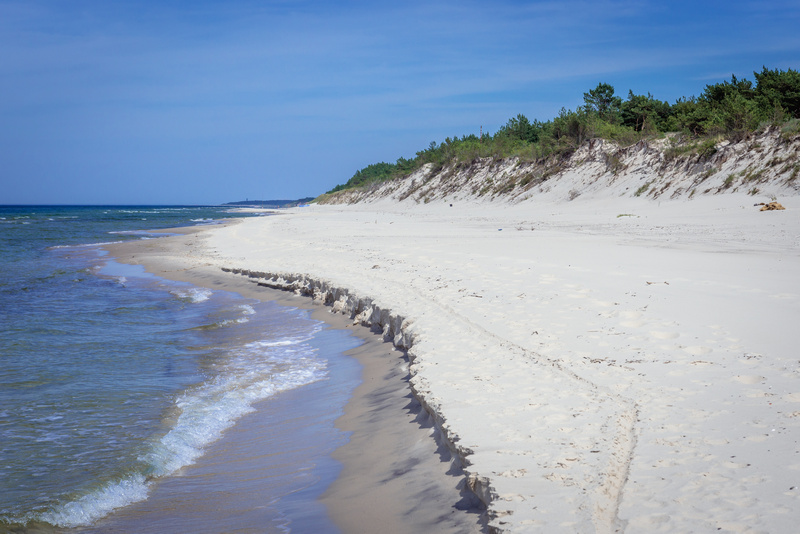 Pusta plaża pomiędzy Mrzeżynem a Pogorzelicą