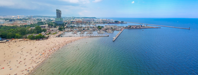 Widok plaży i miasta Gdynia z lotu ptaka