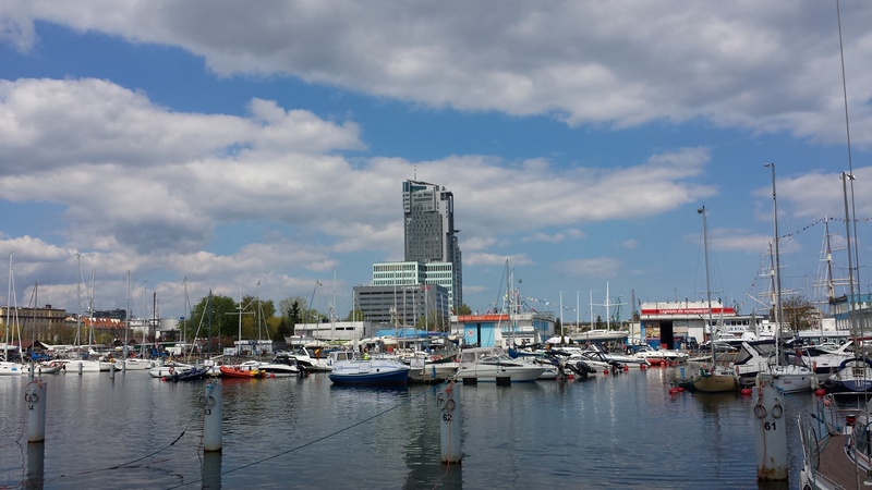 Żaglówki w marinie w Gdyni