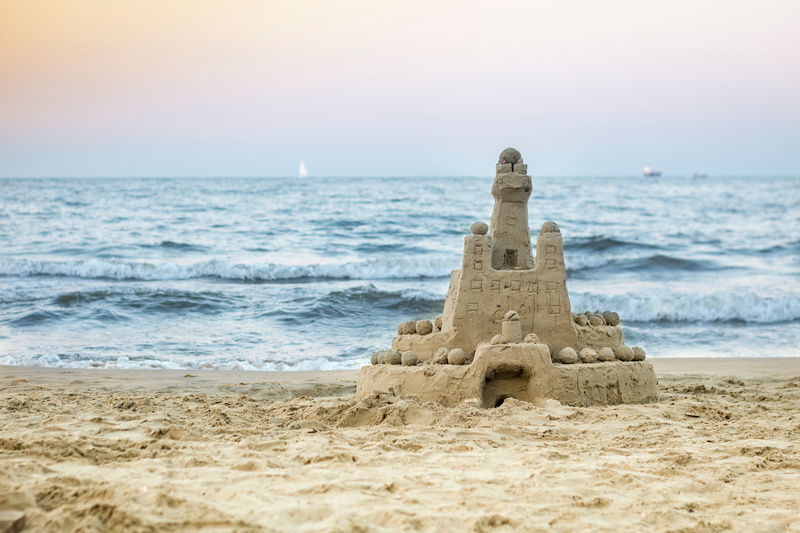 Zamek z piasku na plaży w Gdyni