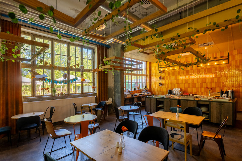 Industrialne wnętrza restauracji w hotelu w Mielnie