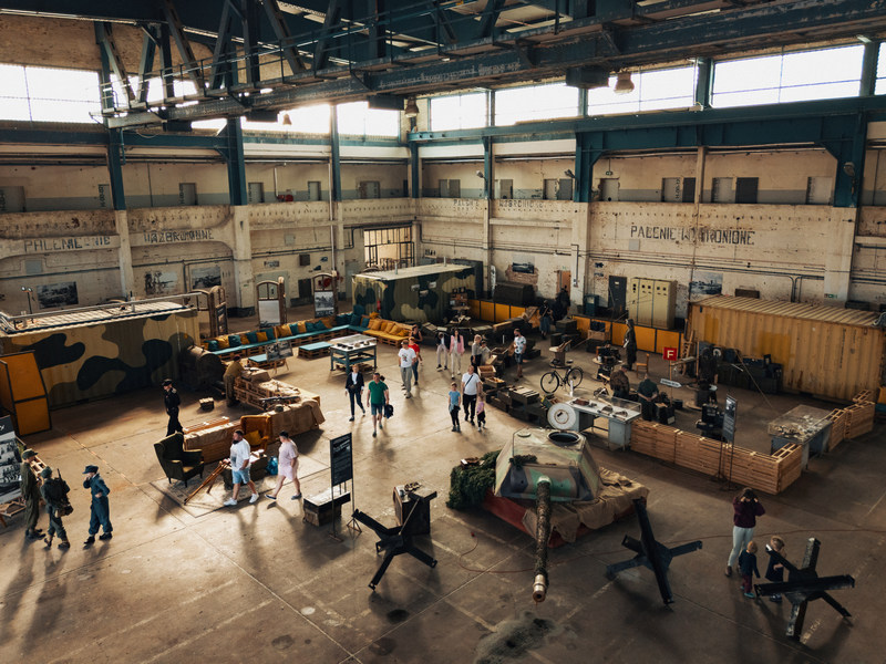 Hangar 3500 - wnętrza zabytkowej, industrialnej hali w hotelu w Mielnie