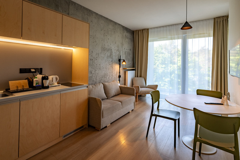 Wnętrza apartamentu z aneksem kuchennym i osobną sypialnią w resorcie w Mielnie
