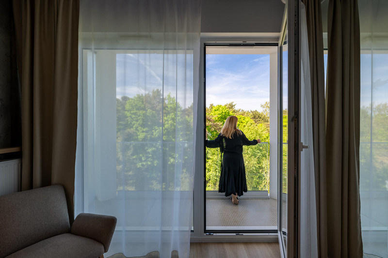 Kobieta stojąca na balkonie w hotelu w Mielnie