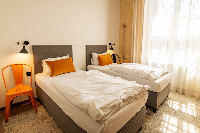 Pokój w industrialnym stylu w zabytkowym Hangarze 3500 w resorcie w Mielnie