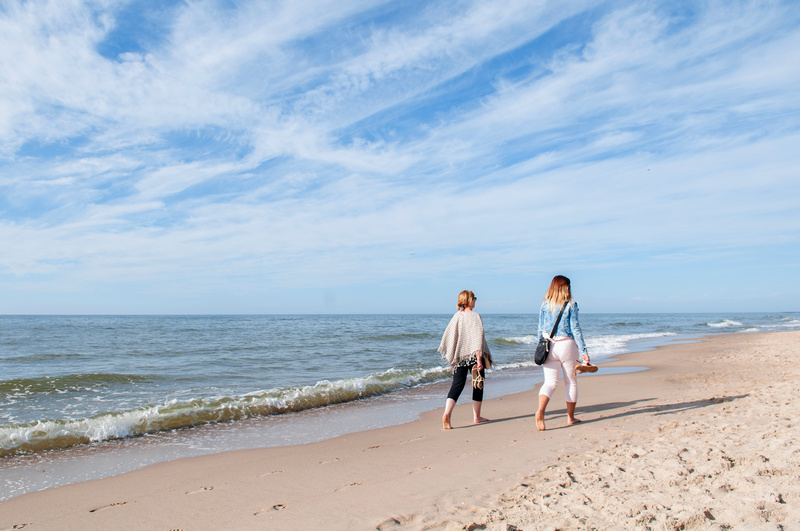 Kobiety spacerujące po plaży w słoneczny dzień
