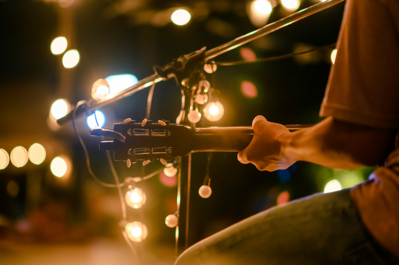 Muzyk grający na gitarze w trakcie koncertu