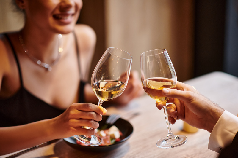 Para wznosząca toast na randce w restauracji