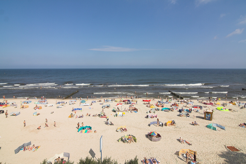 Plażowicze na plaży w Pogorzelicy
