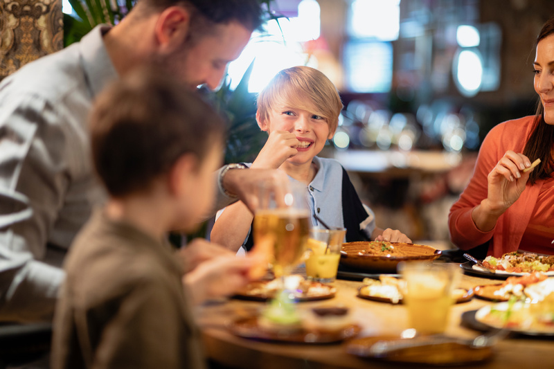 Rodzina jedząca obiad w restauracji