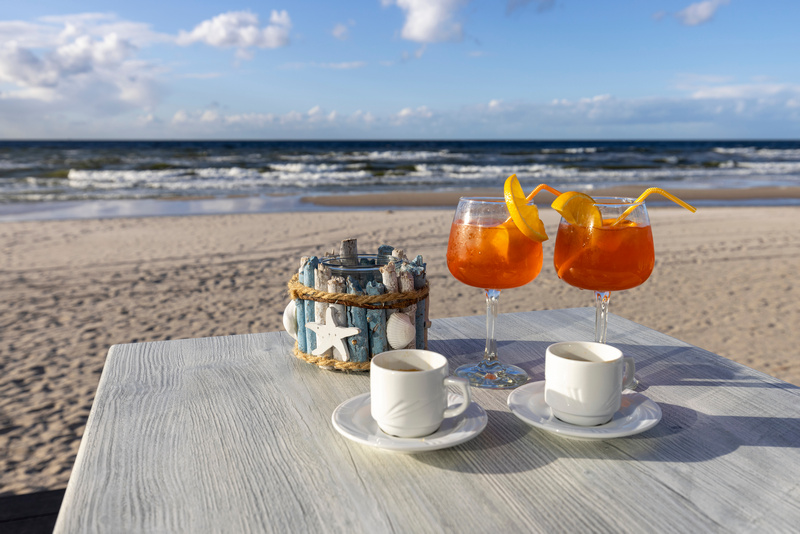 Stolik z drinkami i kawą na plaży