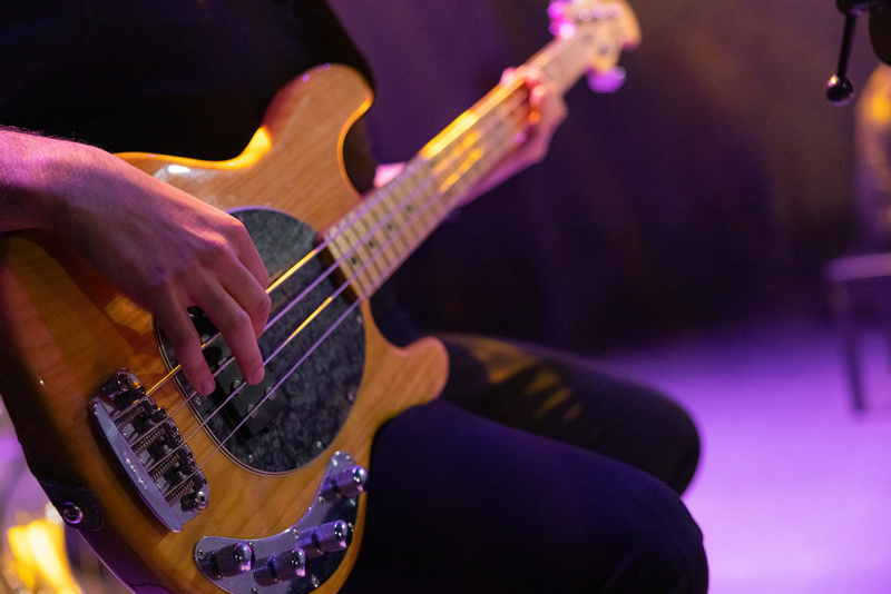 Zbliżenie na muzyka grającego na gitarze