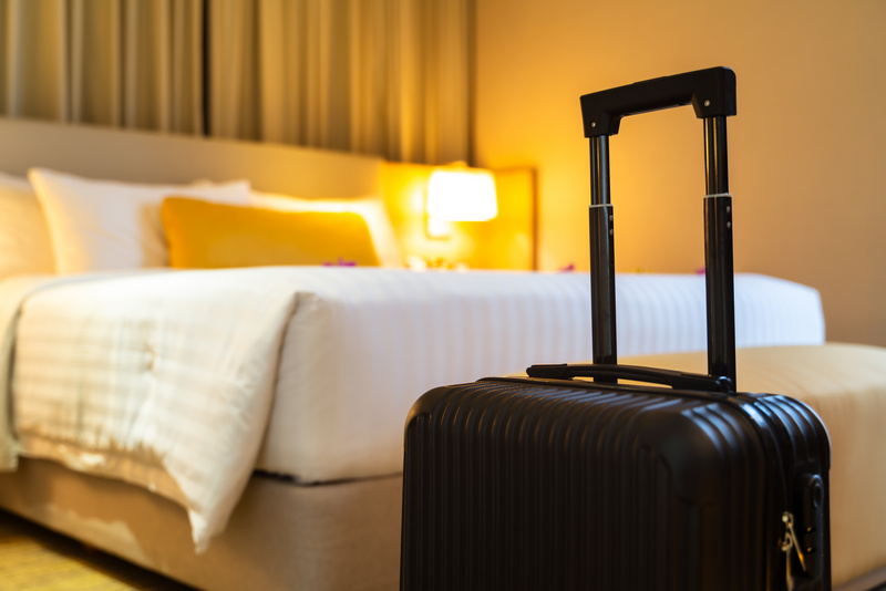 Zbliżenie na walizkę w hotelowym pokoju