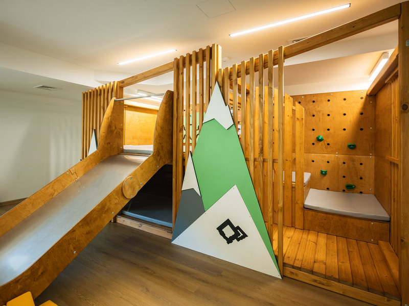 Sala zabaw ze zjeżdżalnią w hotelu nad Jeziorem Żywieckim