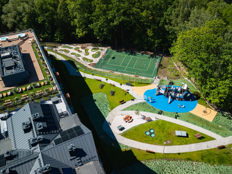 Plac zabaw i boisko w resorcie nad Jeziorem Żywieckim