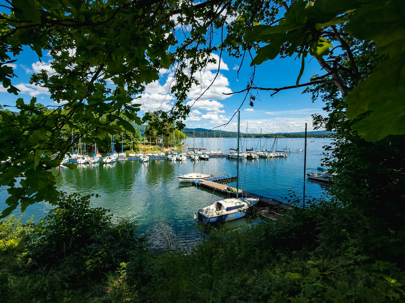 Łódki cumujące na Jeziorze Żywieckim koło Laguna Beskidów Resort