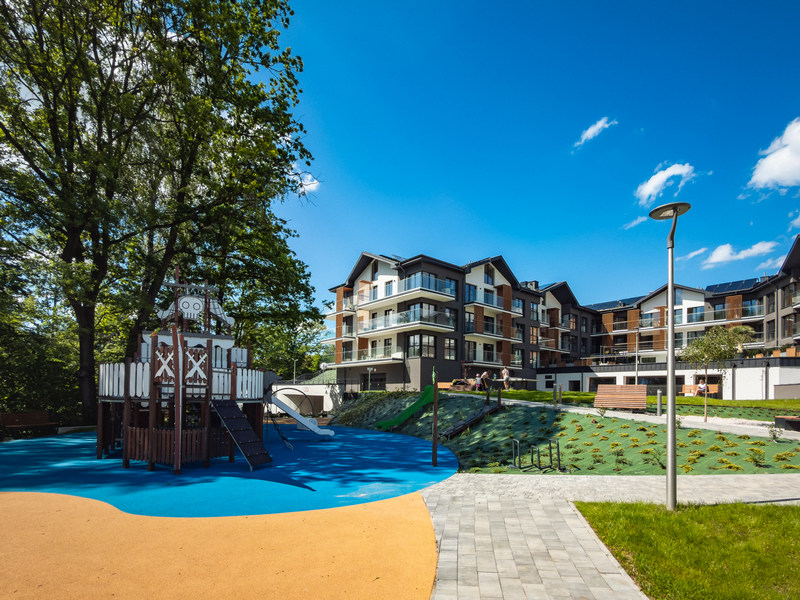 Plac zabaw w resorcie w Zarzeczu nad Jeziorem Żywieckim
