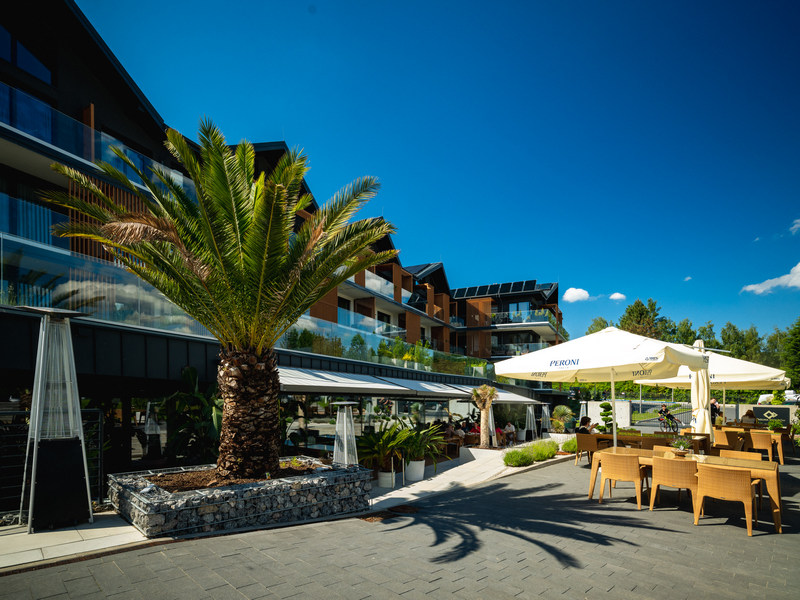 Ogródek restauracji w hotelu nad Jeziorem Żywieckim