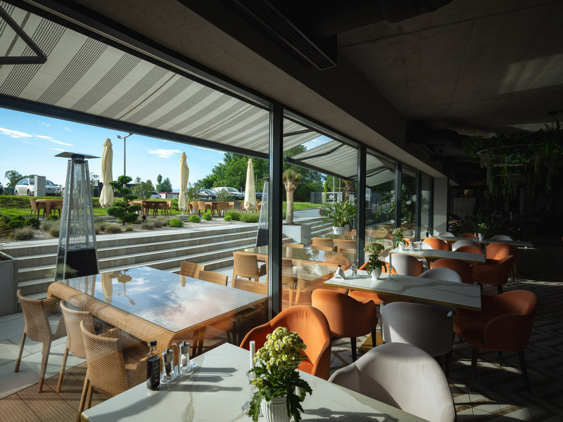 Restauracja wychodząca na zewnętrzny taras w w hotelu nad Jeziorem Żywieckim
