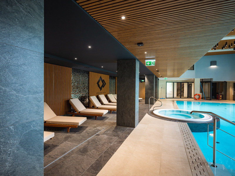 Leżaki, jacuzzi i basen w hotelu nad Jeziorem Żywieckim