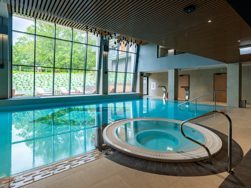 Basen i jacuzzi w hotelu nad Jeziorem Żywieckim