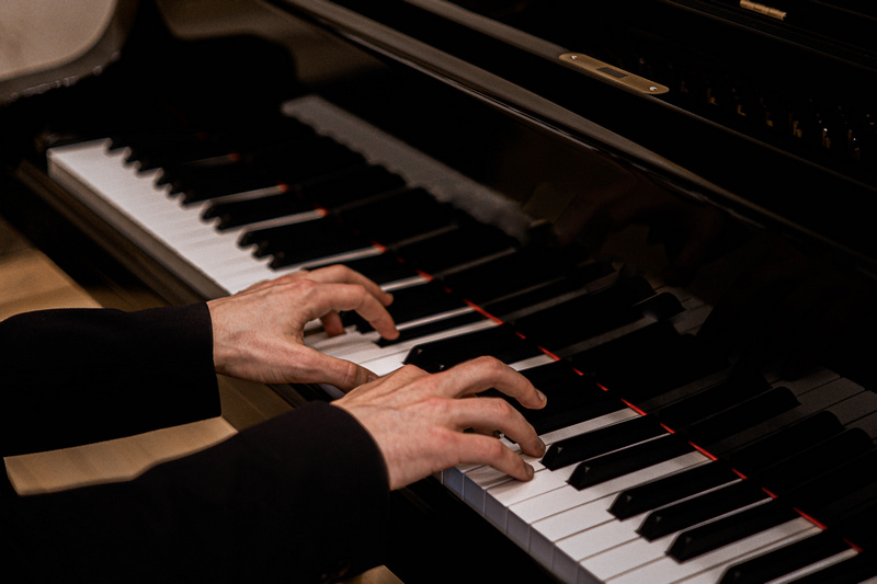 Dłonie pianisty na fortepianie