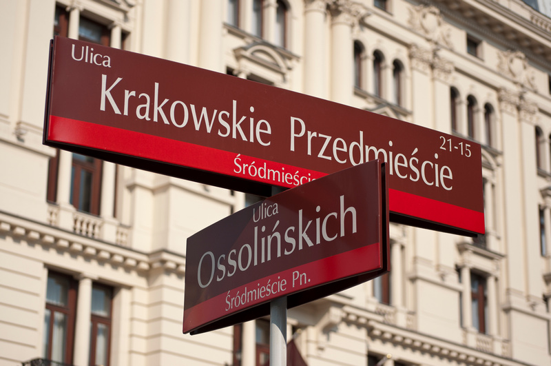 Drogowskaz wskazujący warszawskie ulice