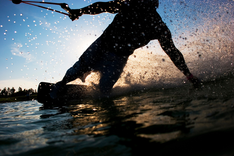 Mężczyzna na wakeboardzie