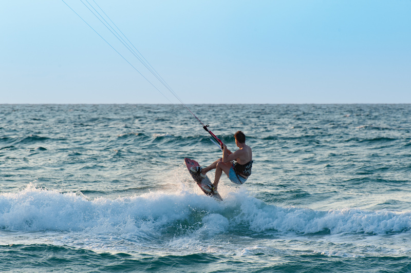Mężczyzna uprawiający kitesurfing na morzu