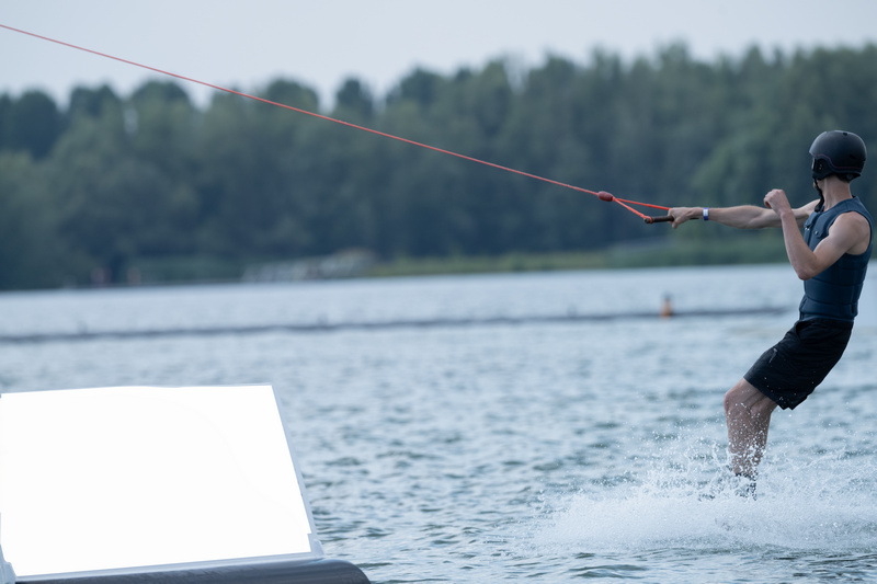  Mężczyzna uprawiający wakeboarding