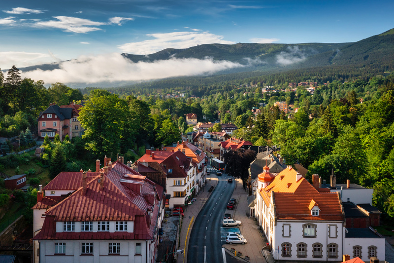 Panorama Szklarskiej Poręby z górami w tle