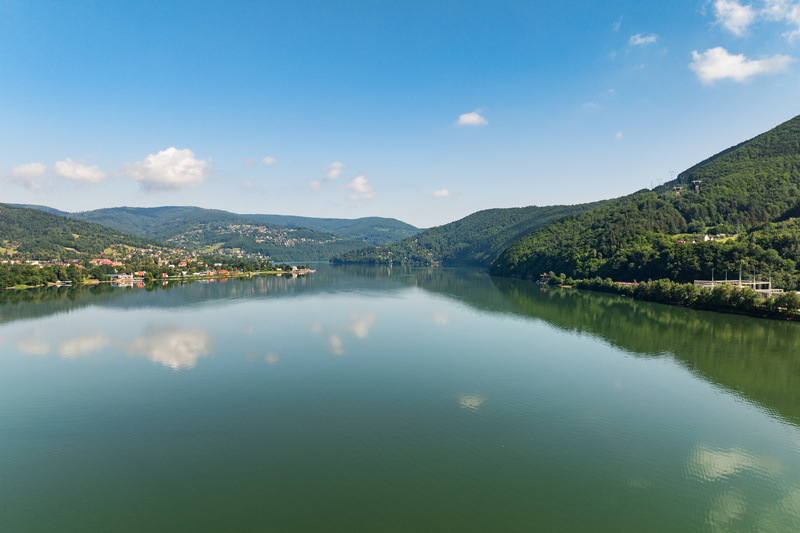 Panorama jeziora z widokiem na Międzybrodzie i Czernichów