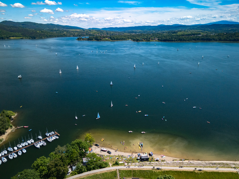 Plaża w Zarzeczu nad Jeziorem Żywieckim