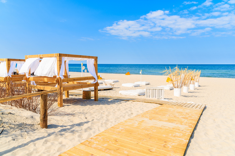 Plaża z łóżkami do opalania w Juracie