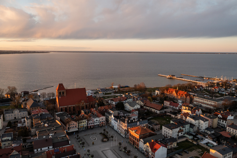 Widok na Zatokę Pucką przy zachodzie słońca