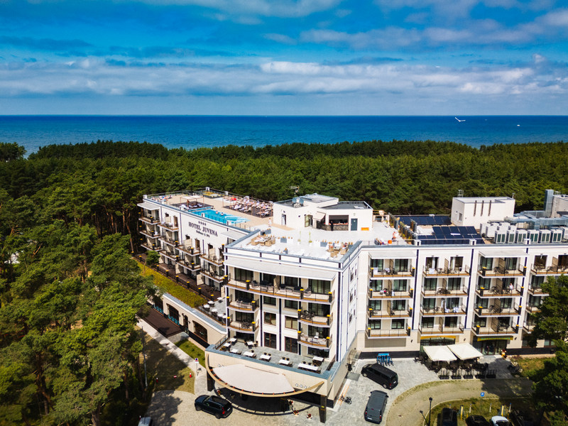 Budynek hotelu nad morzem tylko dla dorosłych