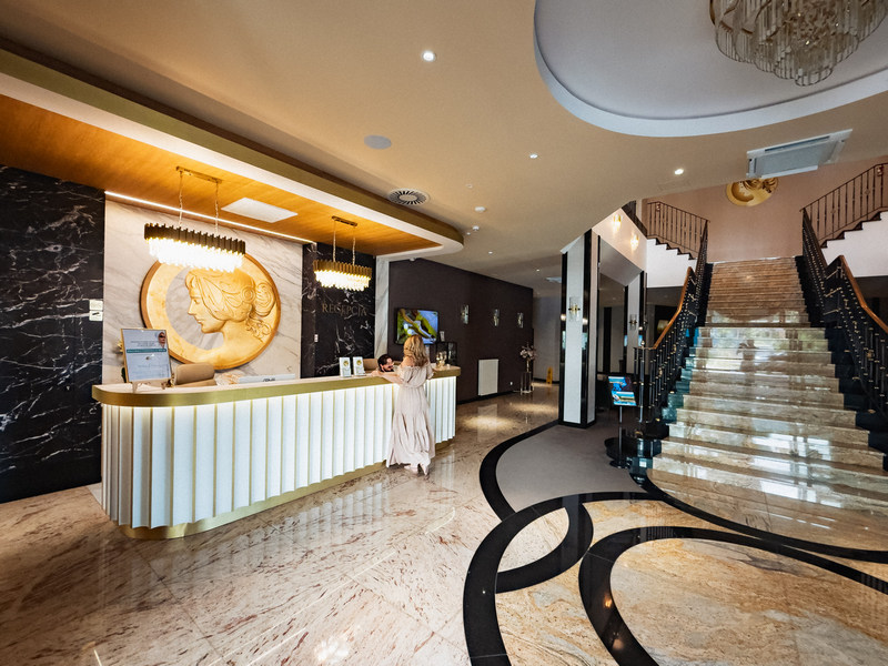 Recepcja i lobby w hotelu Juvena w Międzywodziu