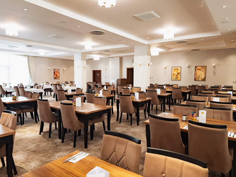 Wnętrza restauracji w hotelu nad morzem
