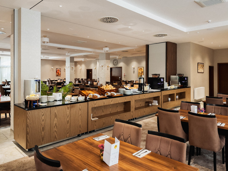 Bufet w restauracji w  hotelu nad morzem