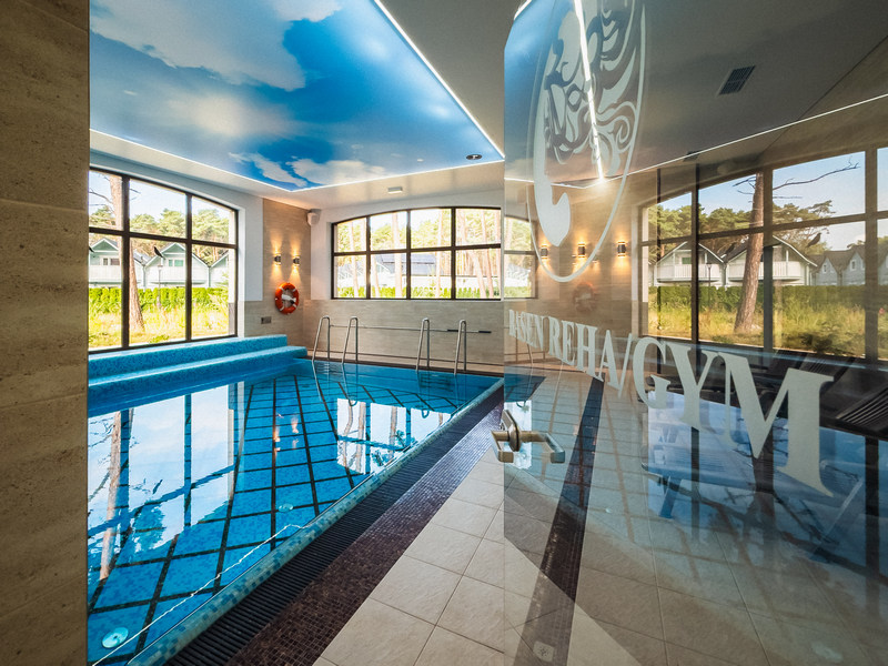 Wejście na wewnętrzny basen w hotelu Juvena nad morzem