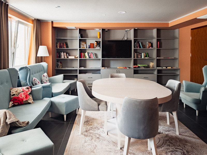 Biblioteczka w hotelu nad morzem