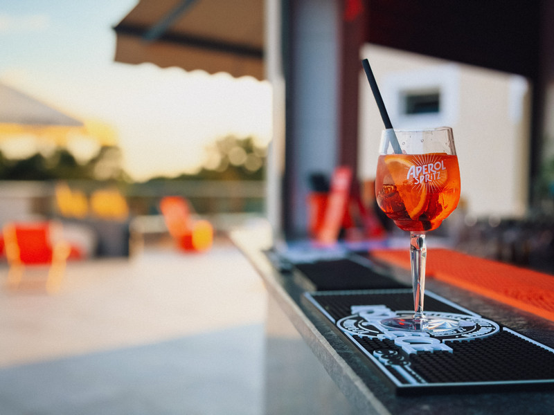 Aperol w barze w hotelu nad morzem