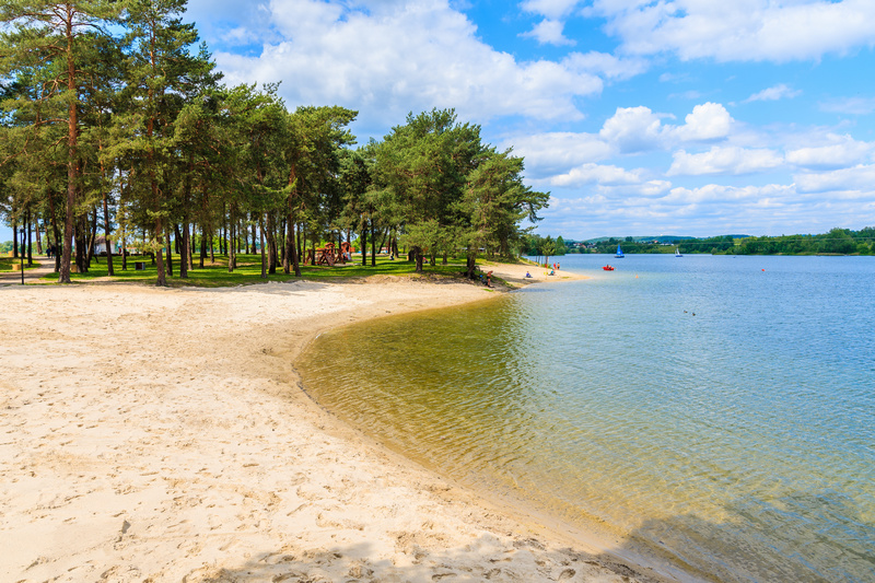 Jedna z plaż nad Zalewem Kryspinów pod Krakowem