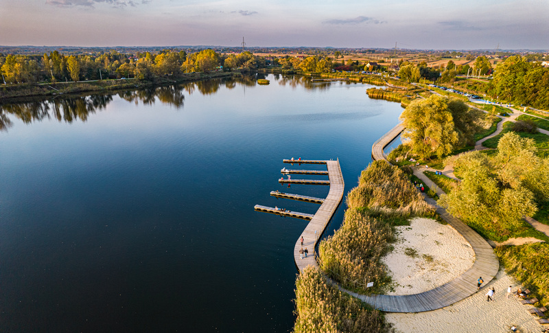Panorama Przylasku Rusieckiego z drewnianymi pomostami