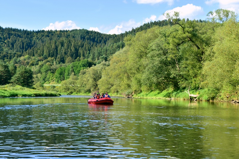 Uczestnicy spływu pontonowego