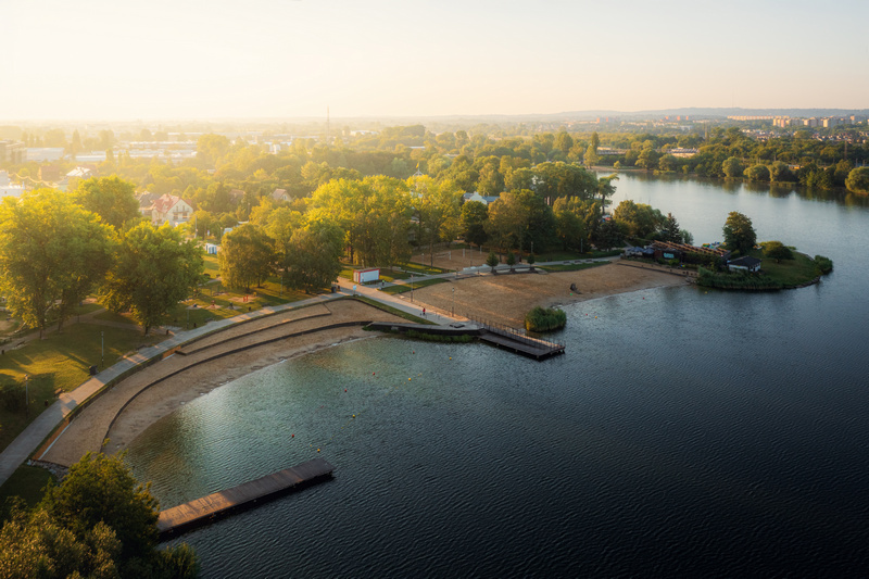 Widok na plaże Zalewu Bagry