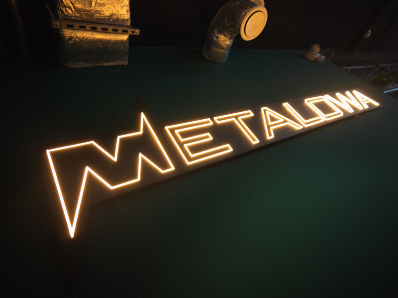 Logo kawiarni w Arche Metalowiec Muszyna