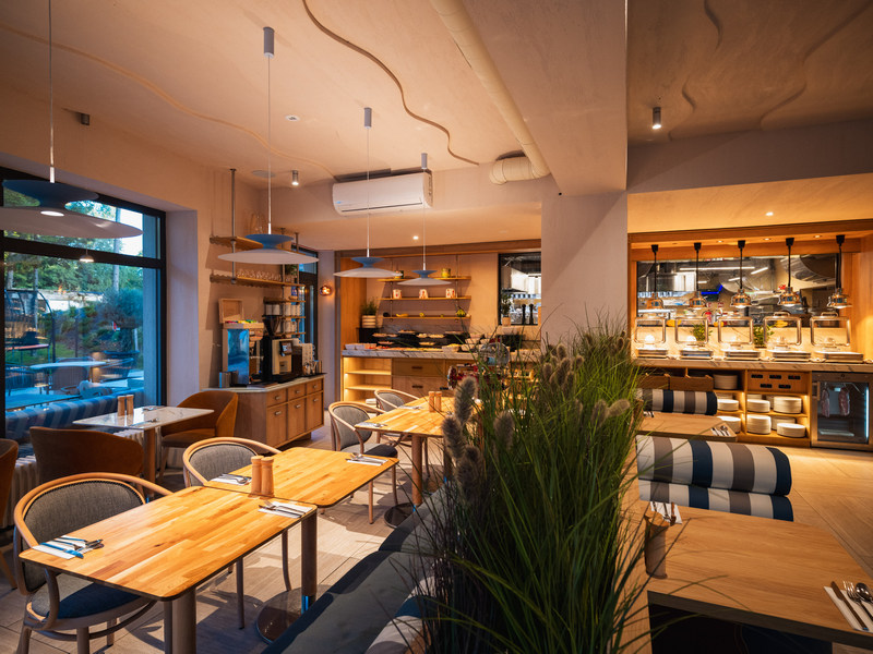 Wnętrza restauracji w hotelu nad morzem