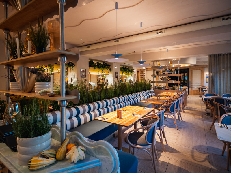 Wnętrza restauracji w hotelu nad morzem