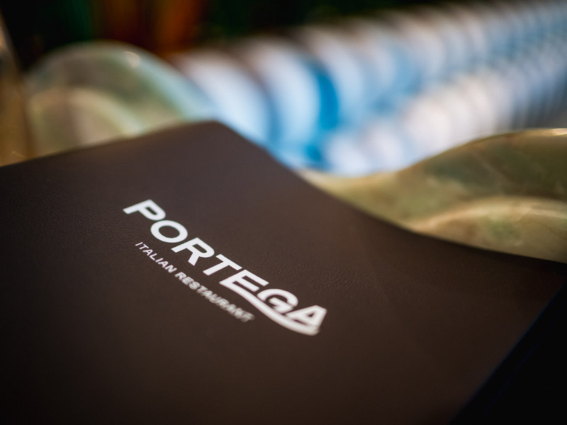 Restauracyjne menu w hotelu nad morzem